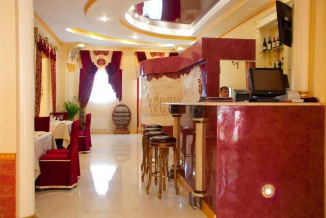 Coliseum Hotel คเมลไนป์สกาเย ภายนอก รูปภาพ
