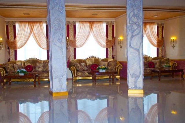 Coliseum Hotel คเมลไนป์สกาเย ภายนอก รูปภาพ