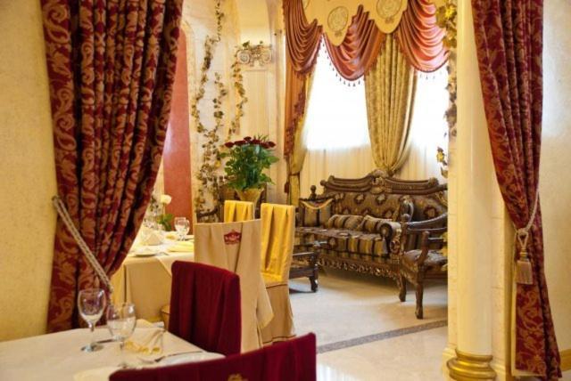 Coliseum Hotel คเมลไนป์สกาเย ภายนอก รูปภาพ
